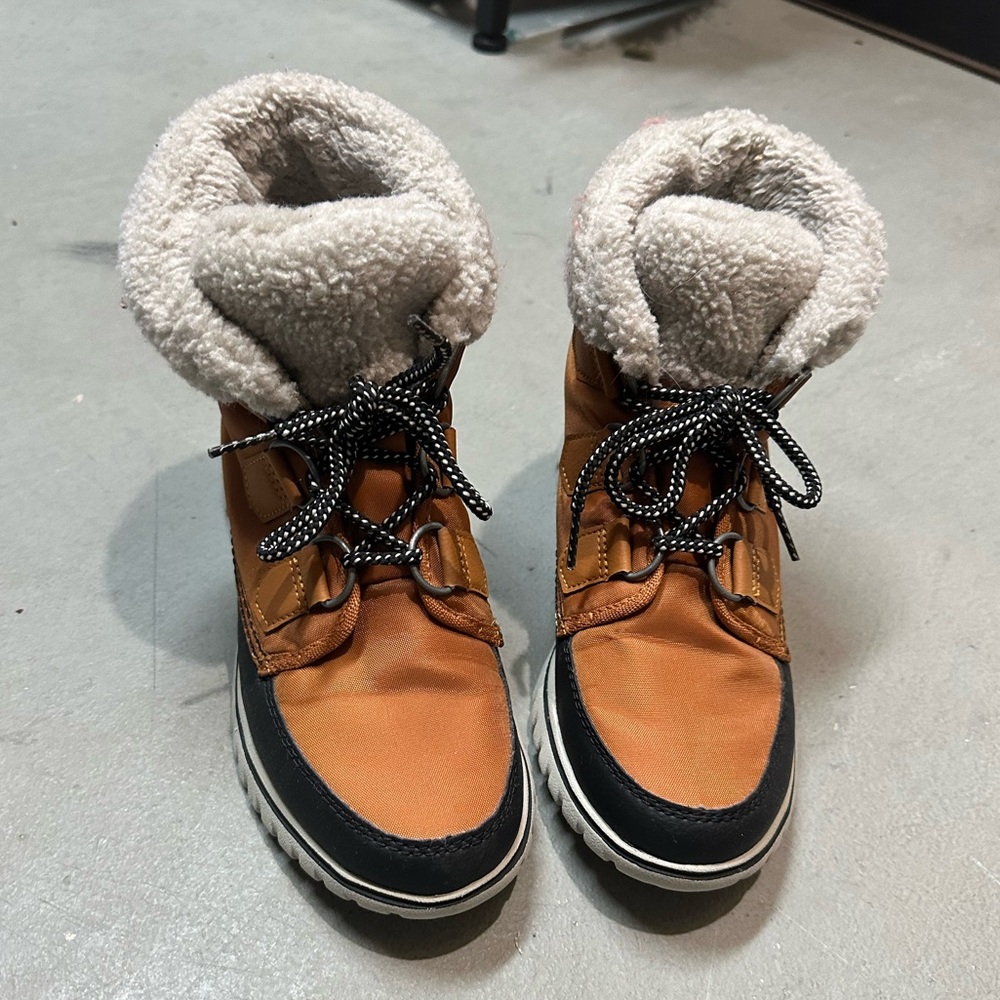 Sorel Women’s Brown and Black Winter Boots - Size 6.5